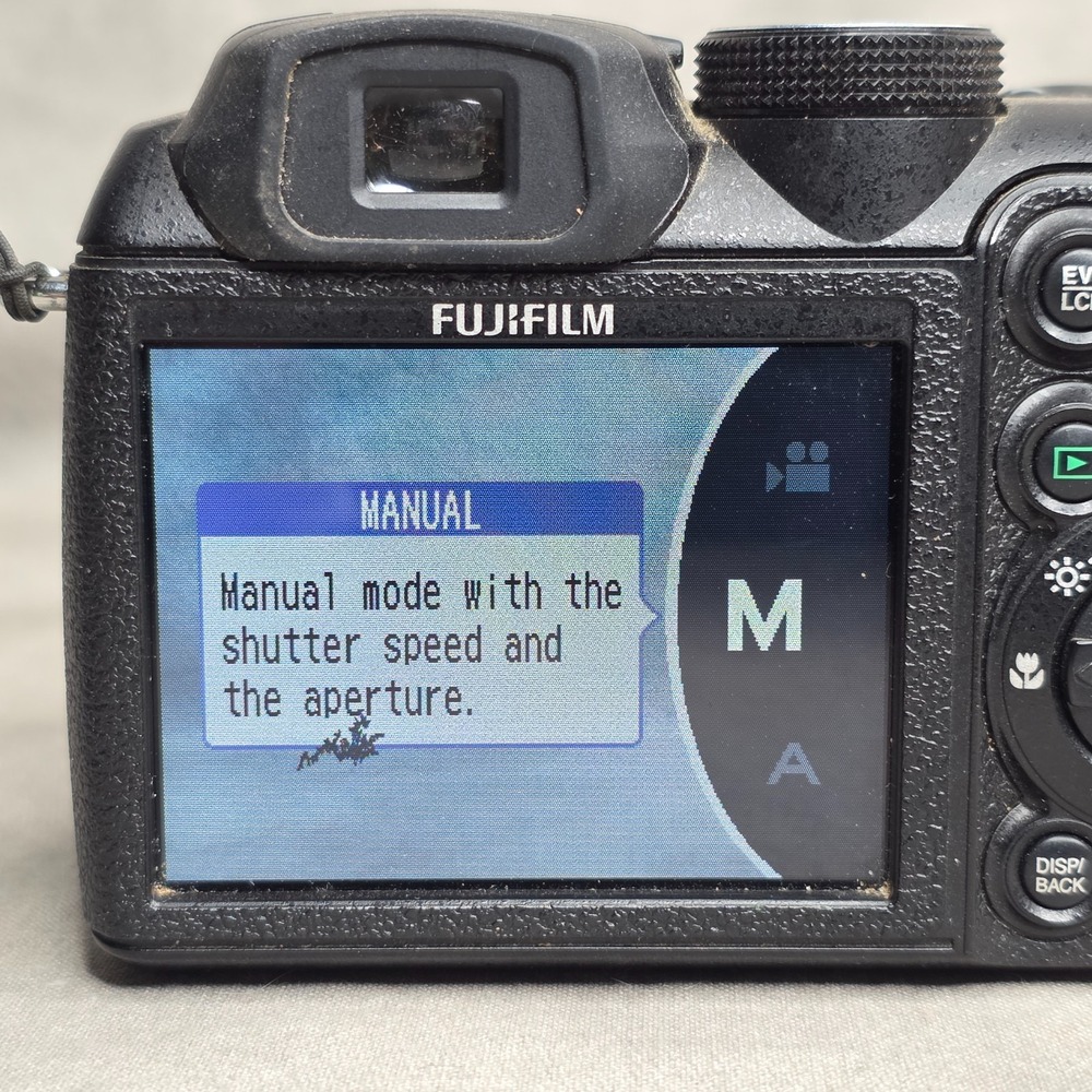 Fujifilm FinePix S Series S1000fd 10.0MP‎ Digital Camera FOR PARTS OR REPAIR